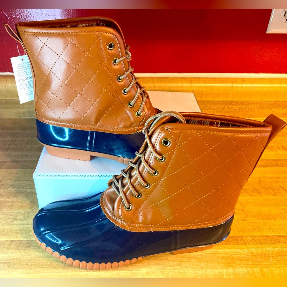 🔴 Duck Boots Waterproof Bottoms Size 6 NWT - Picture 2 of 6